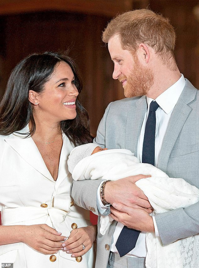 Meghan bị trách xài chồng quá hao, so sánh hình ảnh của Hoàng tử Harry trước và sau 1 năm kết hôn ai cũng phải giật mình - Ảnh 3.