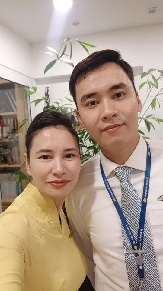 Tự sự của mẹ tiếp viên hàng không 24 năm “đi bay” gửi cậu con trai đồng nghiệp gây sốt, đáng chú ý hơn là nhan sắc người mẹ - Ảnh 1. Tự sự của mẹ tiếp viên hàng không 24 năm “đi bay” gửi cậu con trai đồng nghiệp gây sốt, đáng chú ý hơn là nhan sắc người mẹ - Ảnh 1.