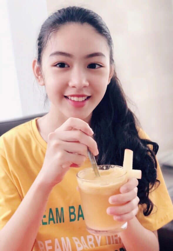 “Công chúa” 14 tuổi nhà Quyền Linh: Cao 1m7, sở hữu vẻ đẹp mong manh và được ví là bản sao của Trương Bá Chi - Ảnh 2.