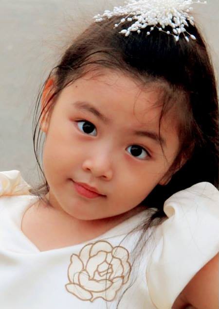“Công chúa” 14 tuổi nhà Quyền Linh: Cao 1m7, sở hữu vẻ đẹp mong manh và được ví là bản sao của Trương Bá Chi - Ảnh 1.