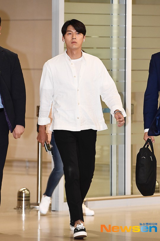 Hyun Bin mặc đồ giản dị ra sân bay mà tựa tổng tài và chiếc mũi thì sắc như muốn đòi mạng chị em - Ảnh 1.