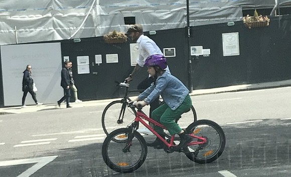 David Beckham đạp xe cùng con gái cưng Harper sau khi bị cấm lái xe vì vi phạm luật giao thông  - Ảnh 1.
