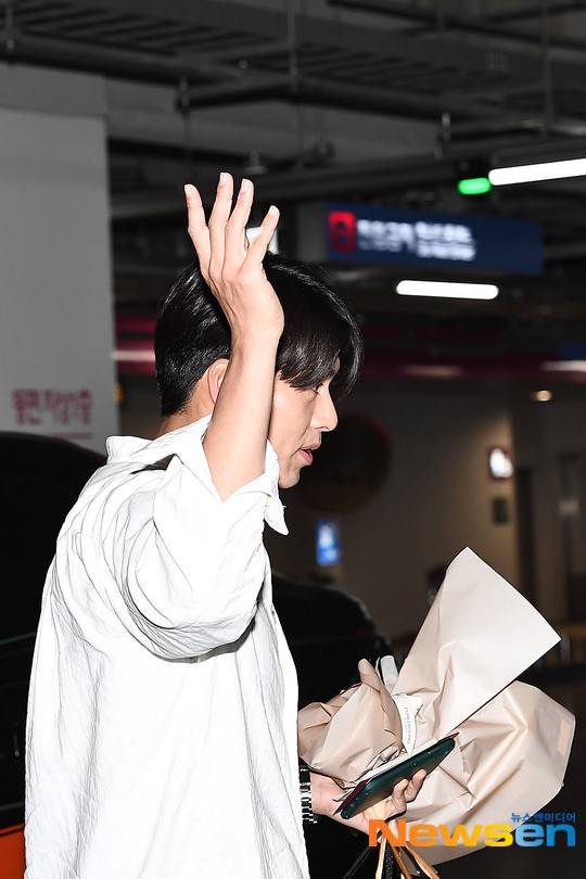 Hyun Bin mặc đồ giản dị ra sân bay mà tựa tổng tài và chiếc mũi thì sắc như muốn đòi mạng chị em - Ảnh 4.