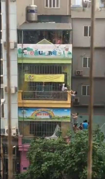 Hà Nội: Cháy trường mầm non 4 tầng, các cháu nhỏ trèo qua mái nhà, leo thang để di chuyển - Ảnh 2.