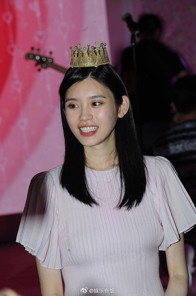 Ming Xi thực sự là công chúa trong màn cầu hôn khi khéo sửa váy hiệu 60 triệu, đội vương miện sang chảnh - Ảnh 1.