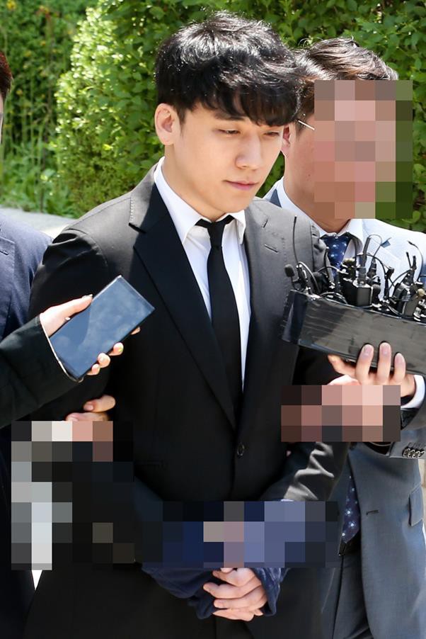 NÓNG: Seungri chính thức bị còng tay và trói chặt bằng dây thừng, chồng nữ diễn viên Park Han Byul lộ mặt - Ảnh 6.