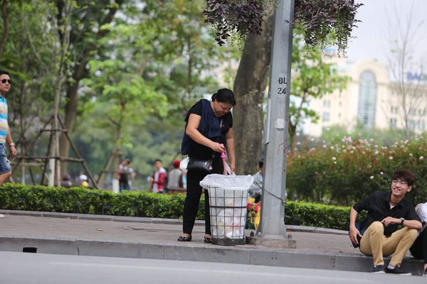 Phố đi bộ Hồ Gươm đã sạch bóng rác sau nửa tháng lắp camera ghi hình, phạt 7 triệu đồng hành vi xả rác - Ảnh 6.