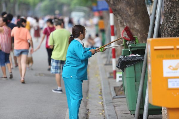 Phố đi bộ Hồ Gươm đã sạch bóng rác sau nửa tháng lắp camera ghi hình, phạt 7 triệu đồng hành vi xả rác - Ảnh 7.