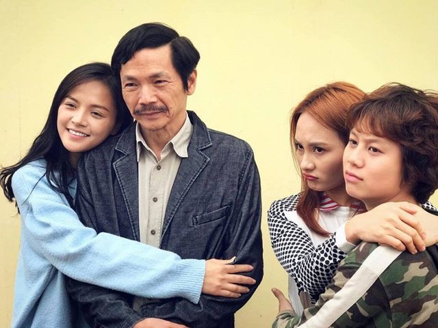 Phì cười với màn hội thoại ngoài đời thật của ông bố Trung Anh Về nhà đi con với 3 cô con gái Thu Quỳnh - Bảo Thanh - Bảo Hân - Ảnh 1. Phì cười với màn hội thoại ngoài đời thật của ông bố Trung Anh Về nhà đi con với 3 cô con gái Thu Quỳnh - Bảo Thanh - Bảo Hân - Ảnh 1.