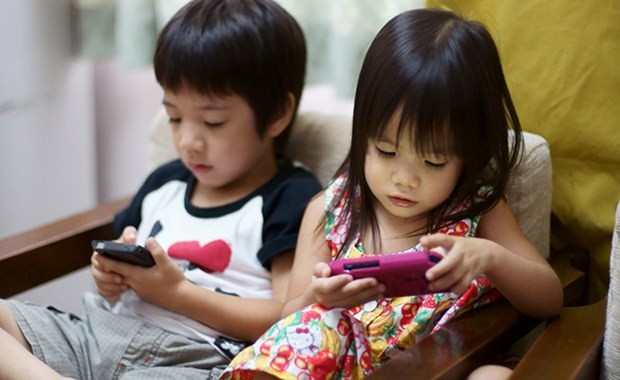 Tiết lộ về số giờ trẻ dưới 5 tuổi có thể dùng tivi - điện thoại, nhiều cha mẹ giật mình vì đã để con xem quá nhiều - Ảnh 1.