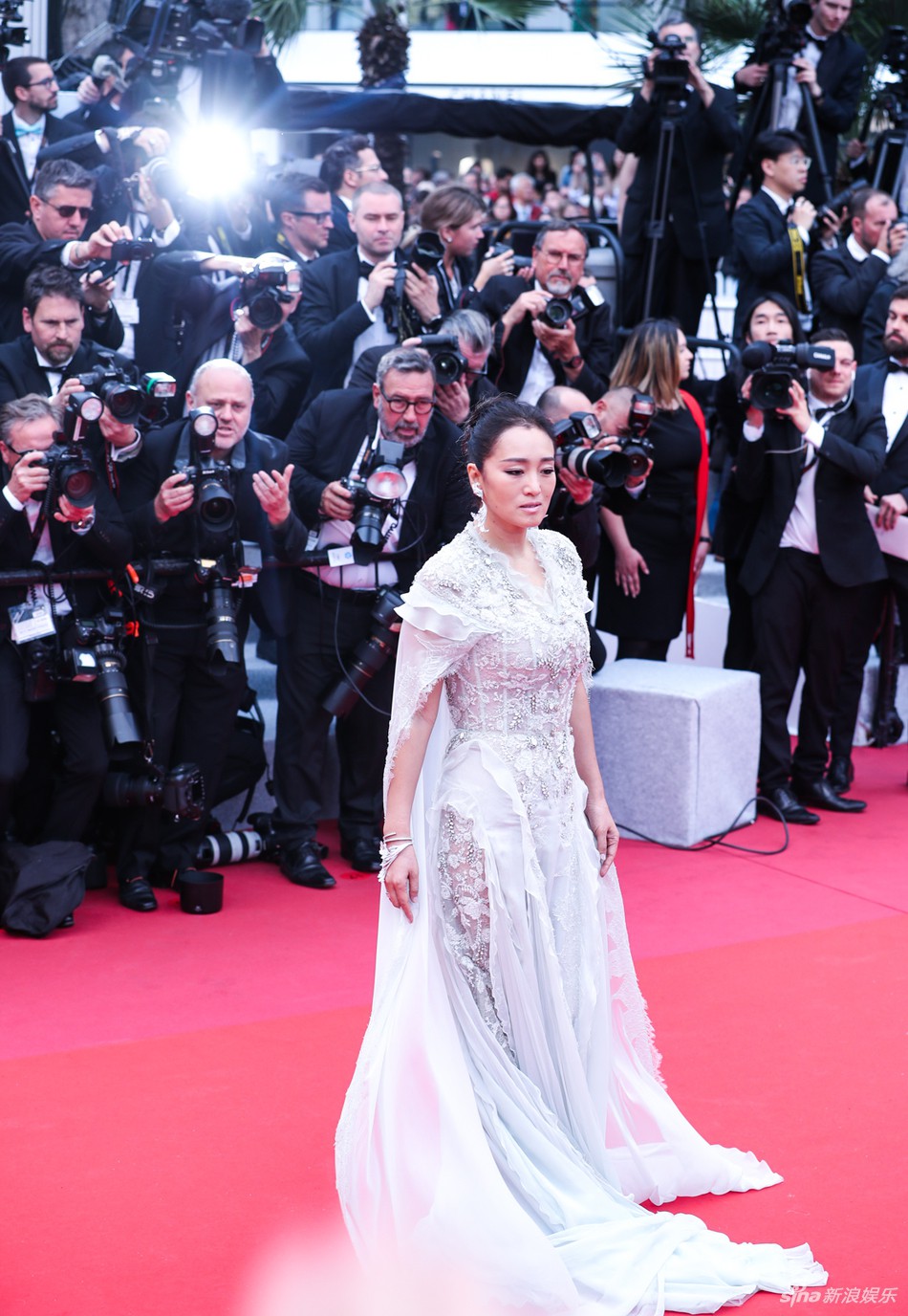 Chiếc váy tùng xoè lộng lẫy nhưng cũng khiến Jessica suýt ngã, phải nhờ 2 người nâng váy Cannes 2019 - Ảnh 6.