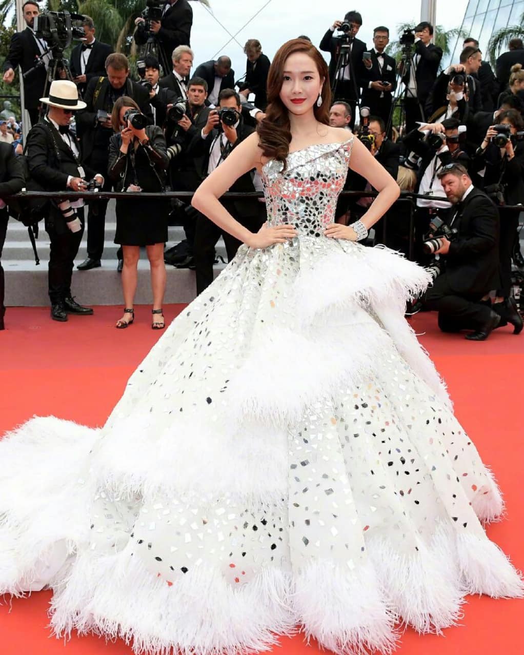 Chiếc váy tùng xoè lộng lẫy nhưng cũng khiến Jessica suýt ngã, phải nhờ 2 người nâng váy Cannes 2019 - Ảnh 1.