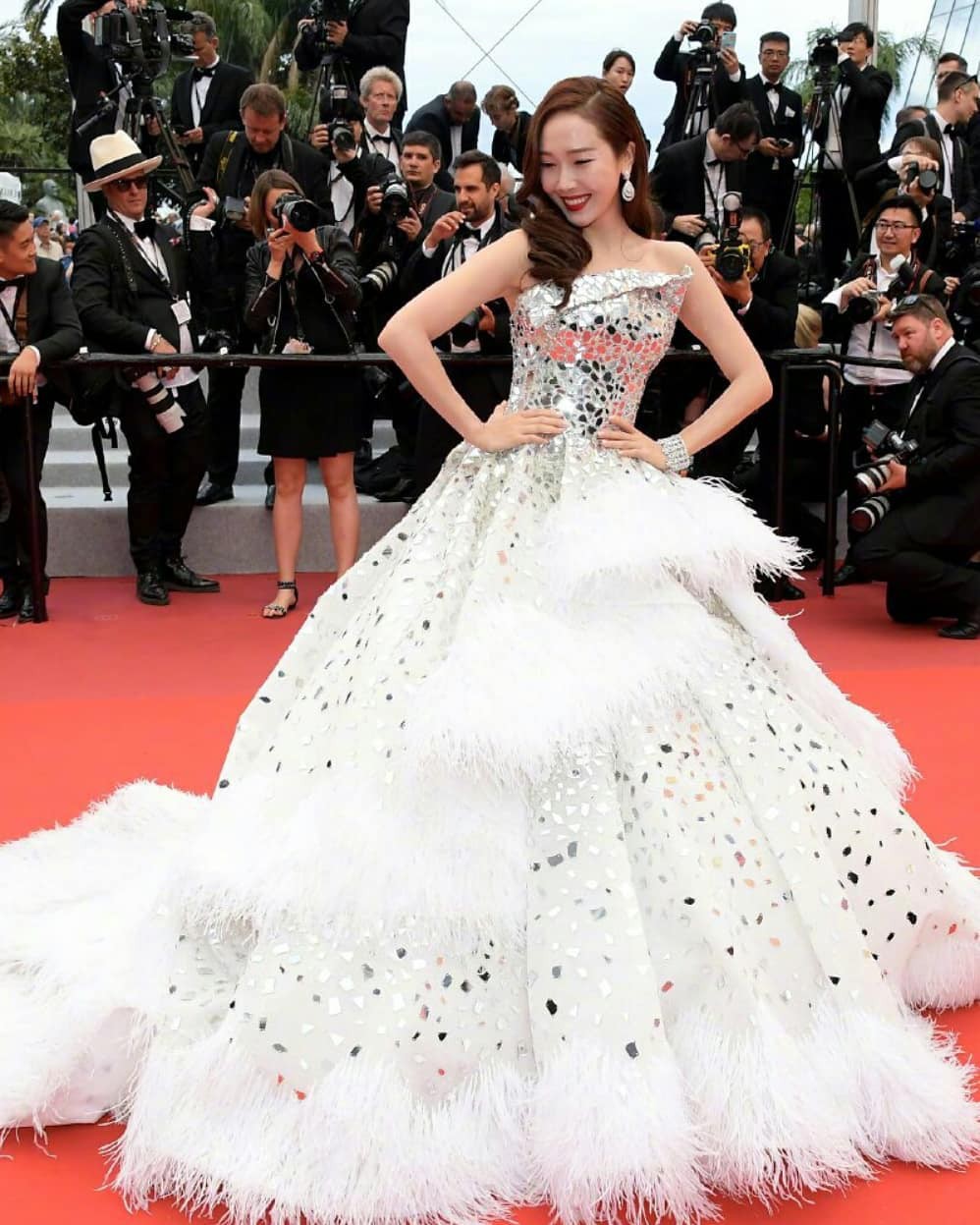 Chiếc váy tùng xoè lộng lẫy nhưng cũng khiến Jessica suýt ngã, phải nhờ 2 người nâng váy Cannes 2019 - Ảnh 2.