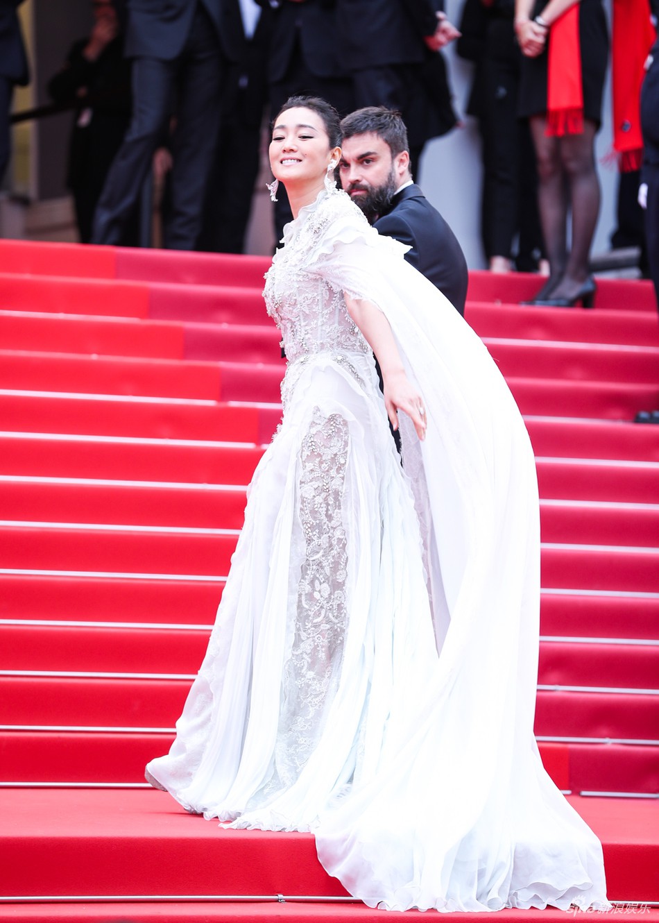Chiếc váy tùng xoè lộng lẫy nhưng cũng khiến Jessica suýt ngã, phải nhờ 2 người nâng váy Cannes 2019 - Ảnh 7.