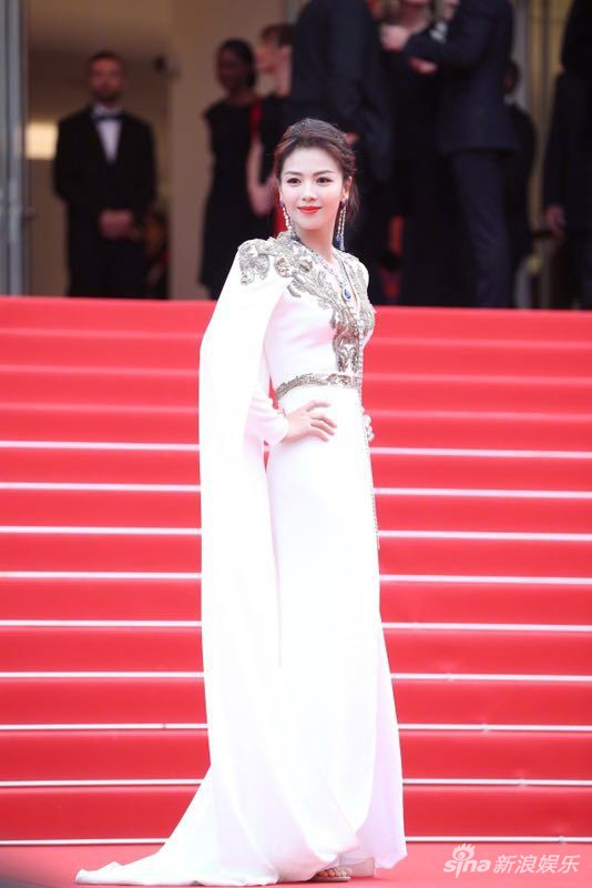 Chiếc váy tùng xoè lộng lẫy nhưng cũng khiến Jessica suýt ngã, phải nhờ 2 người nâng váy Cannes 2019 - Ảnh 9.