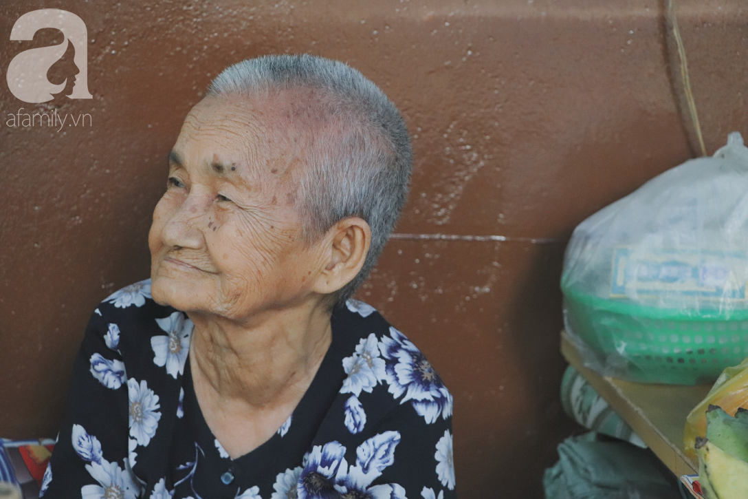 Nuôi 6 người con nhưng cuối đời vẫn neo đơn, cụ bà 92 tuổi lọm khọm bán từng nải chuối để mưu sinh - Ảnh 7.