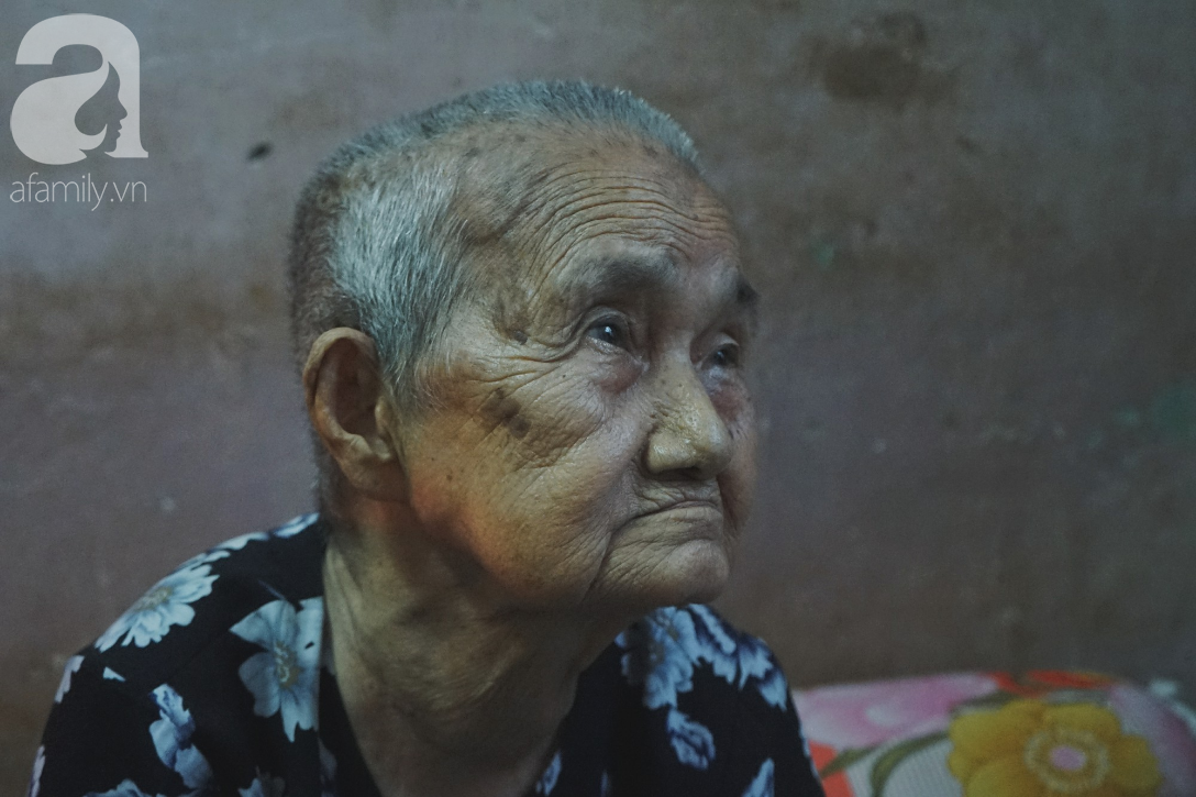 Nuôi 6 người con nhưng cuối đời vẫn neo đơn, cụ bà 92 tuổi lọm khọm bán từng nải chuối để mưu sinh - Ảnh 9.