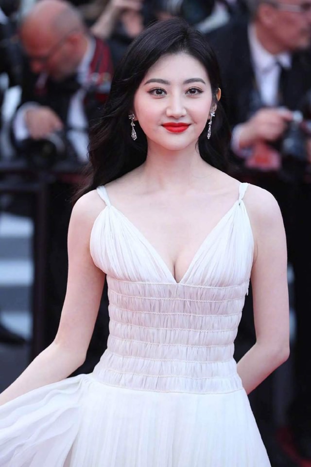 Đệ nhất mỹ nữ Bắc Kinh Cảnh Điềm khoe ngực đầy vẫn bị chê quê mùa, Lý Vũ Xuân khiến ai cũng trầm trồ vì bộ trang phục lông chim kết hợp vảy cá tại Cannes 2019 - Ảnh 3.