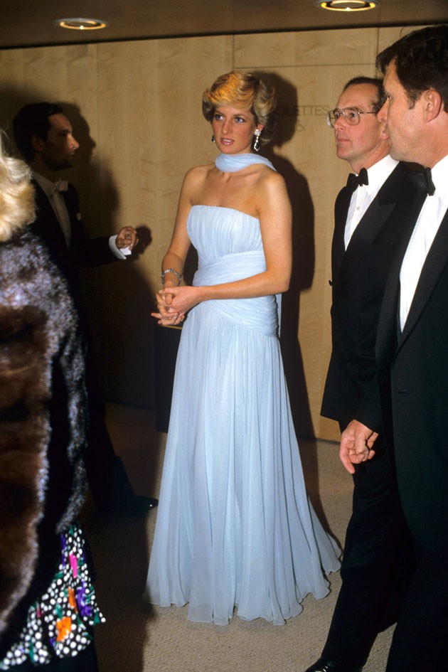 Dù đã hơn 30 năm nhưng chiếc đầm tuyệt đẹp của công nương Diana và khoảnh khắc “tình tứ” với chồng tại Cannes vẫn thật khó quên - Ảnh 5.