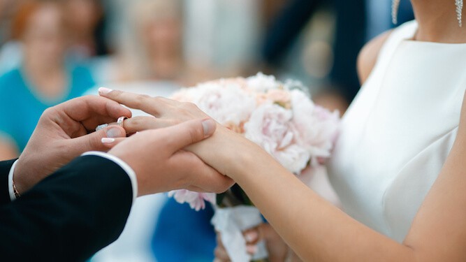 Bà trùm và nữ luật sư gốc Việt sa lưới trong đường dây kết hôn giả ở Mỹ - Ảnh 1.