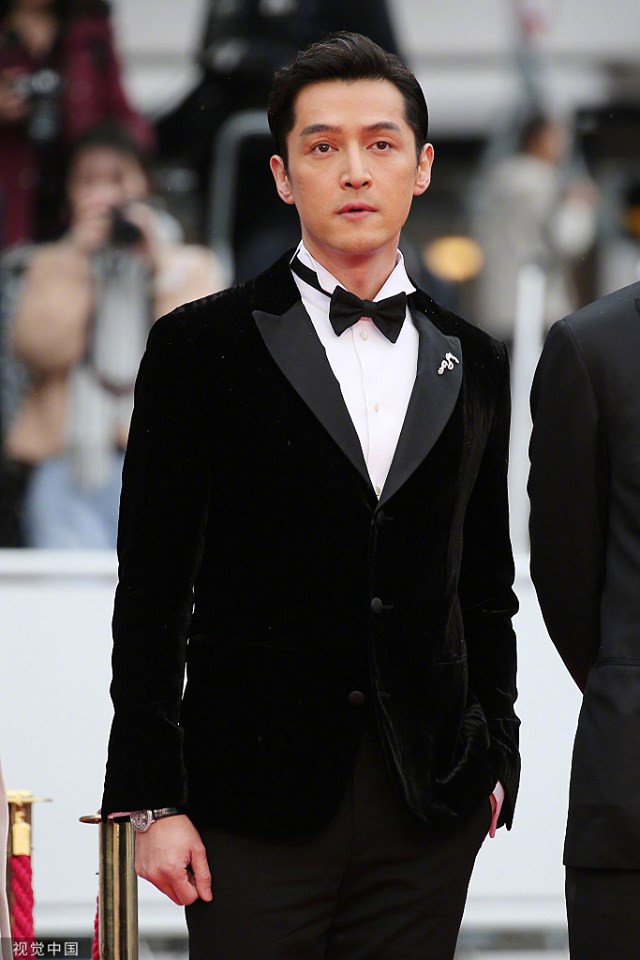 Thảm đỏ Cannes ngày thứ 5: Sao Hollywood đuối sức, dàn sao Hoa ngữ xúng xính váy áo khoe sắc, đáng chú ý nhất là người đàn ông này  - Ảnh 1.