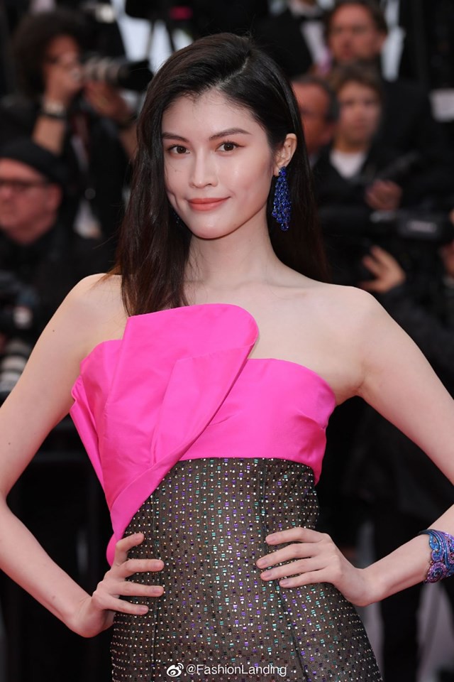 Mỹ nhân nội y xứ Trung diện váy xuyên thấu bất chấp trời mưa trên thảm đỏ Cannes, nhưng truyền thông quốc tế lại phản ứng thế này đây - Ảnh 1. Mỹ nhân nội y xứ Trung diện váy xuyên thấu bất chấp trời mưa trên thảm đỏ Cannes, nhưng truyền thông quốc tế lại phản ứng thế này đây - Ảnh 1.