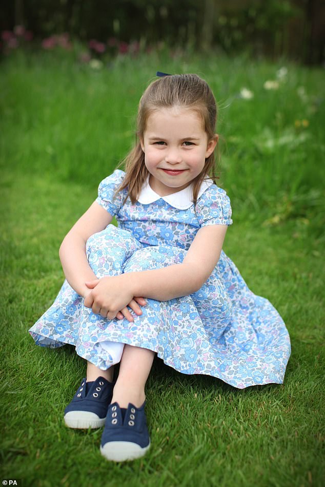 Ngay cả trong ngày sinh nhật tròn 4 tuổi, Công chúa Charlotte vẫn nghiêm chỉnh tuân theo quy tắc trang phục Hoàng gia - Ảnh 4.
