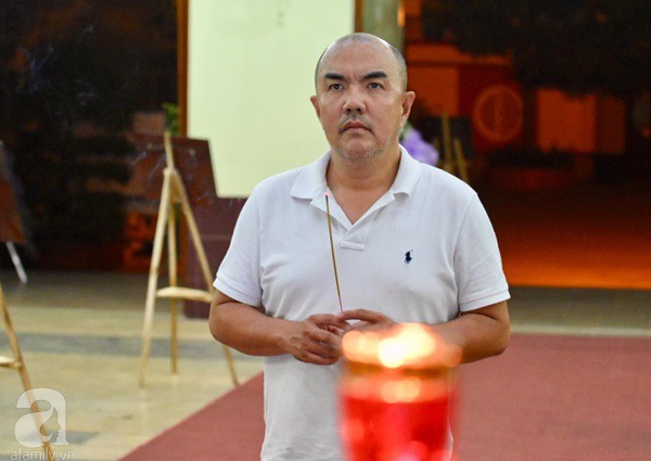 Nhìn nghệ sĩ Lê Bình vẫn đội chiếc mũ quen thuộc lúc nhập quan, nhiều người xúc động rơi nước mắt - Ảnh 36. Nhìn nghệ sĩ Lê Bình vẫn đội chiếc mũ quen thuộc lúc nhập quan, nhiều người xúc động rơi nước mắt - Ảnh 36.
