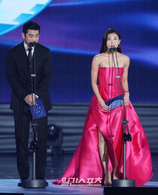 Xuất hiện sương sương tại Baeksang, 2 mỹ nhân biến luôn nữ thần thảm đỏ Suzy và IU thành nhi đồng nhờ body quá hot - Ảnh 3.