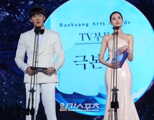 Xuất hiện sương sương tại Baeksang, 2 mỹ nhân biến luôn nữ thần thảm đỏ Suzy và IU thành nhi đồng nhờ body quá hot - Ảnh 9.