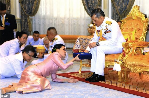 Đây là lý do vì sao trong buổi lễ sắc phong, tân Hoàng hậu Thái Lan phải quỳ rạp dưới chân chồng như thế này - Ảnh 3.