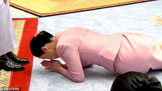 Đây là lý do vì sao trong buổi lễ sắc phong, tân Hoàng hậu Thái Lan phải quỳ rạp dưới chân chồng như thế này - Ảnh 2.