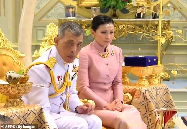 Đây là lý do vì sao trong buổi lễ sắc phong, tân Hoàng hậu Thái Lan phải quỳ rạp dưới chân chồng như thế này - Ảnh 5.