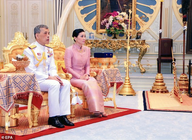 Đây là lý do vì sao trong buổi lễ sắc phong, tân Hoàng hậu Thái Lan phải quỳ rạp dưới chân chồng như thế này - Ảnh 4.