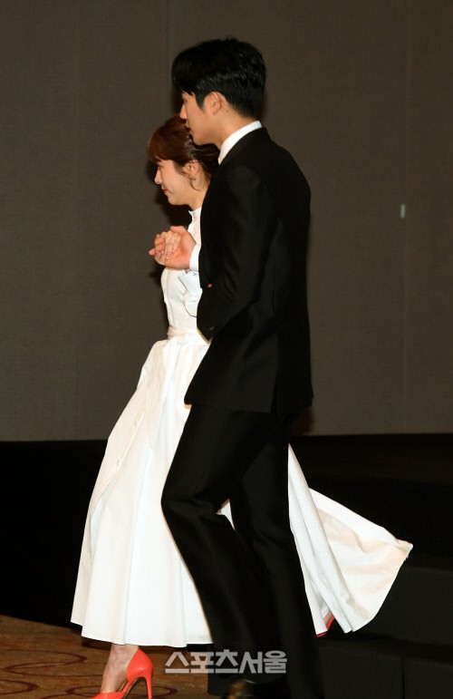 Jung Hae In nắm chặt tay chị đẹp Han Ji Min tại họp báo Spring Night - Ảnh 9.