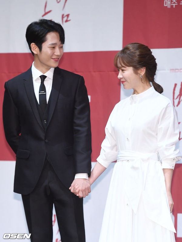 Jung Hae In nắm chặt tay chị đẹp Han Ji Min tại họp báo Spring Night - Ảnh 11.