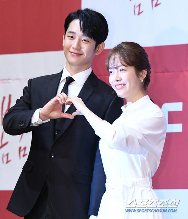 Jung Hae In nắm chặt tay chị đẹp Han Ji Min tại họp báo Spring Night - Ảnh 13.