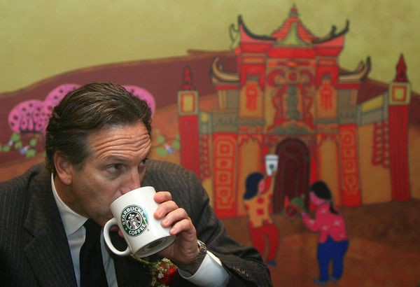 Cựu CEO Starbucks: Từ kẻ nhặt rác, phải bán máu kiếm tiền tới tỷ phú cà phê - Ảnh 4.