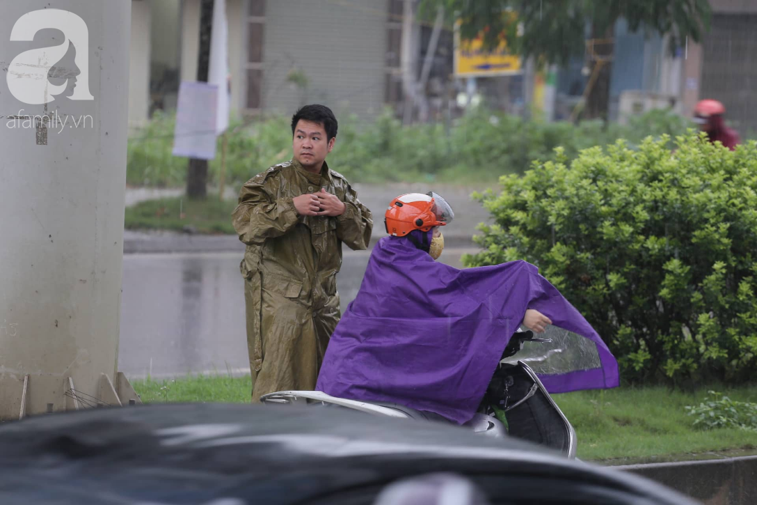 Mong mỏi đến hao mòn, cuối cùng Hà Nội cũng đã có mưa sau bao ngày nóng như chảo lửa - Ảnh 3.