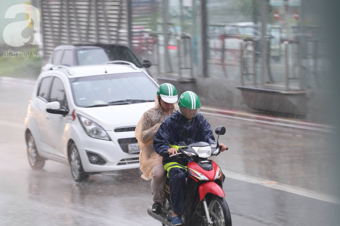 Mong mỏi đến hao mòn, cuối cùng Hà Nội cũng đã có mưa sau bao ngày nóng như chảo lửa - Ảnh 7.