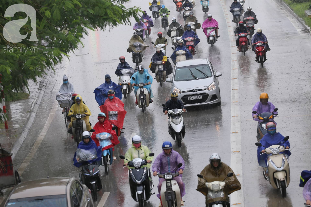 Mong mỏi đến hao mòn, cuối cùng Hà Nội cũng đã có mưa sau bao ngày nóng như chảo lửa - Ảnh 2.