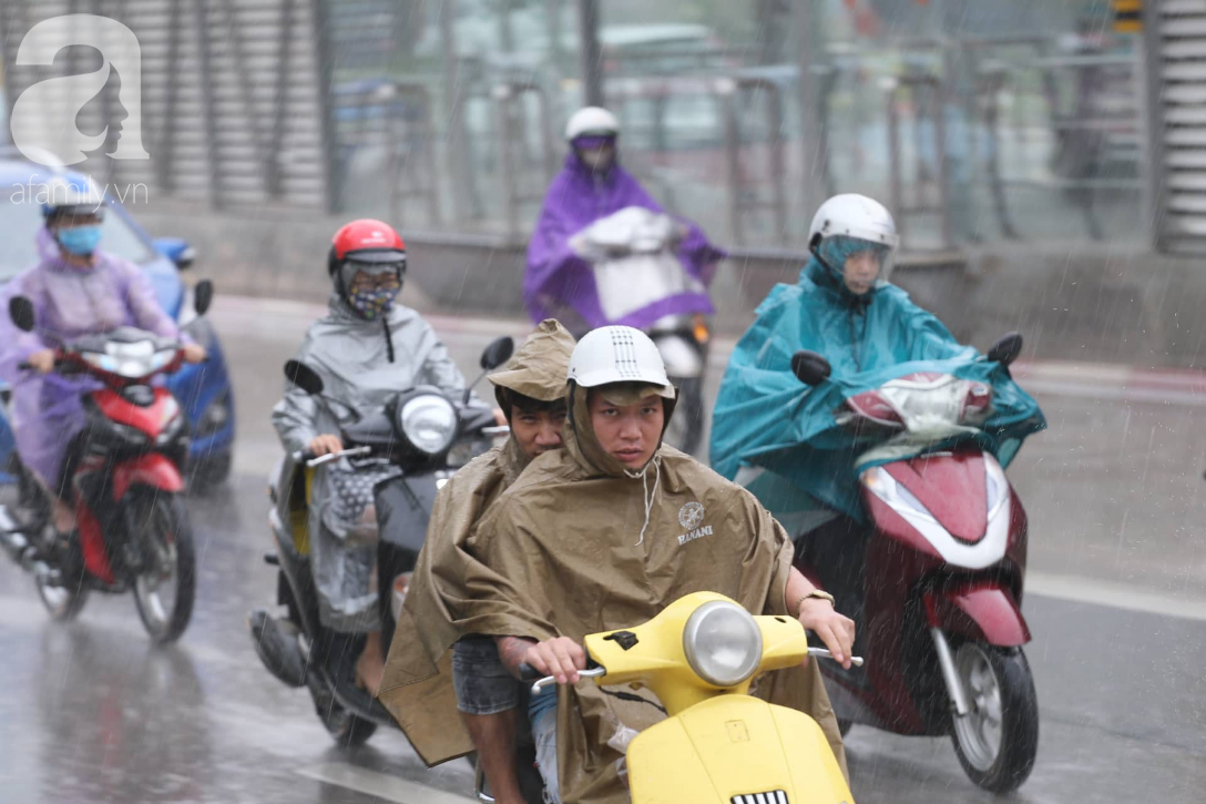 Mong mỏi đến hao mòn, cuối cùng Hà Nội cũng đã có mưa sau bao ngày nóng như chảo lửa - Ảnh 13.