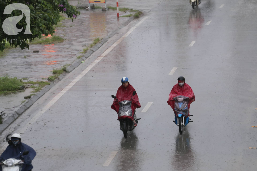 Mong mỏi đến hao mòn, cuối cùng Hà Nội cũng đã có mưa sau bao ngày nóng như chảo lửa - Ảnh 15.
