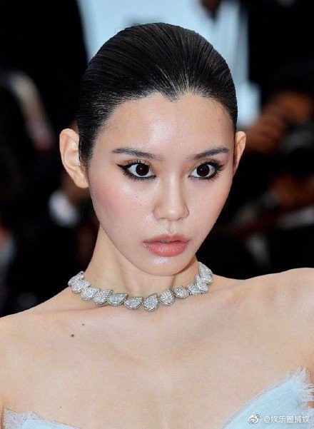 Ám ảnh nhất Weibo: Đôi mắt trợn tròn, vô cảm của Ming Xi tại Cannes bất ngờ bị so sánh với... Angela Baby - Ảnh 1.