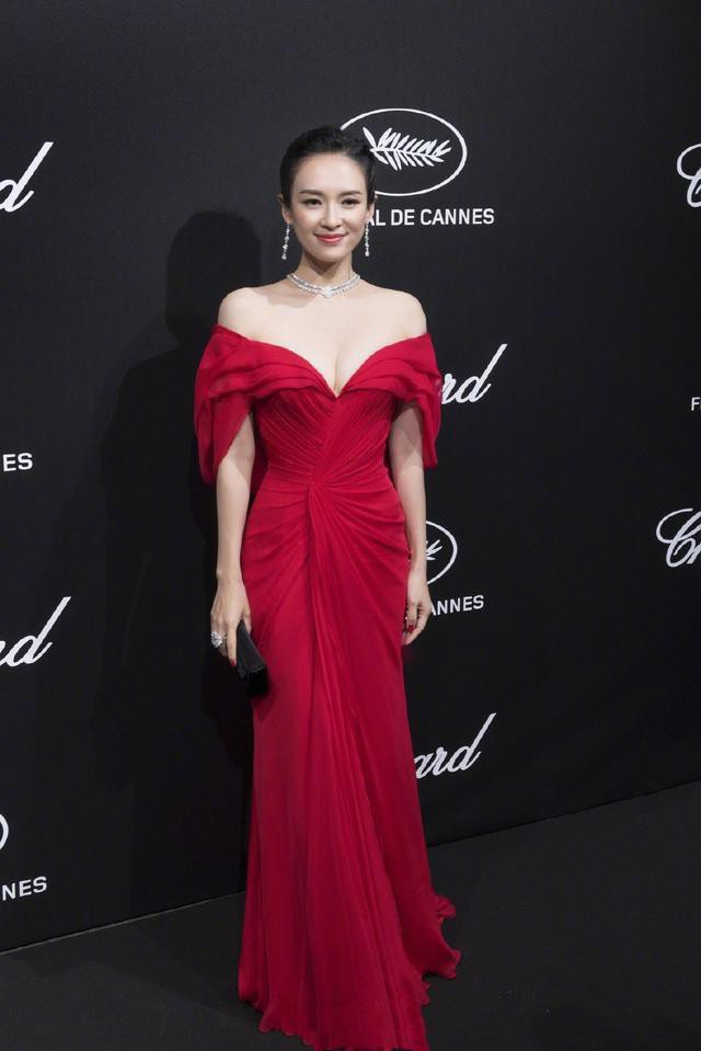 Phía sau mỹ nhân tâm điểm hút ống kính tại thảm đỏ Cannes 2019, Chương Tử Di lại có màn ăn mỳ khó đỡ này  - Ảnh 2.