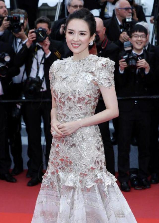 Phía sau mỹ nhân tâm điểm hút ống kính tại thảm đỏ Cannes 2019, Chương Tử Di lại có màn ăn mỳ khó đỡ này  - Ảnh 1.