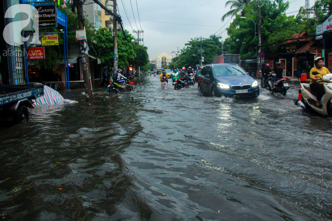 Mưa lớn từ chiều đến tối, người Sài Gòn ngán ngẩm cảnh ngập nước, kẹt xe trên đường về nhà - Ảnh 2.