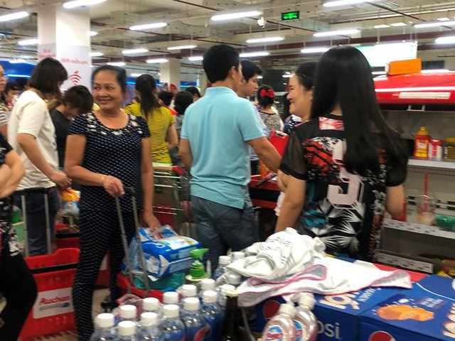 Người dân TP.HCM đổ xô gom hàng siêu thị Auchan tháo khoán - Ảnh 10.