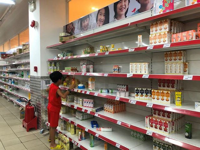 Người dân TP.HCM đổ xô gom hàng siêu thị Auchan tháo khoán - Ảnh 4.