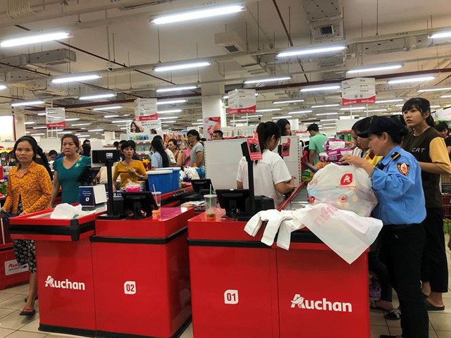 Người dân TP.HCM đổ xô gom hàng siêu thị Auchan tháo khoán - Ảnh 7.